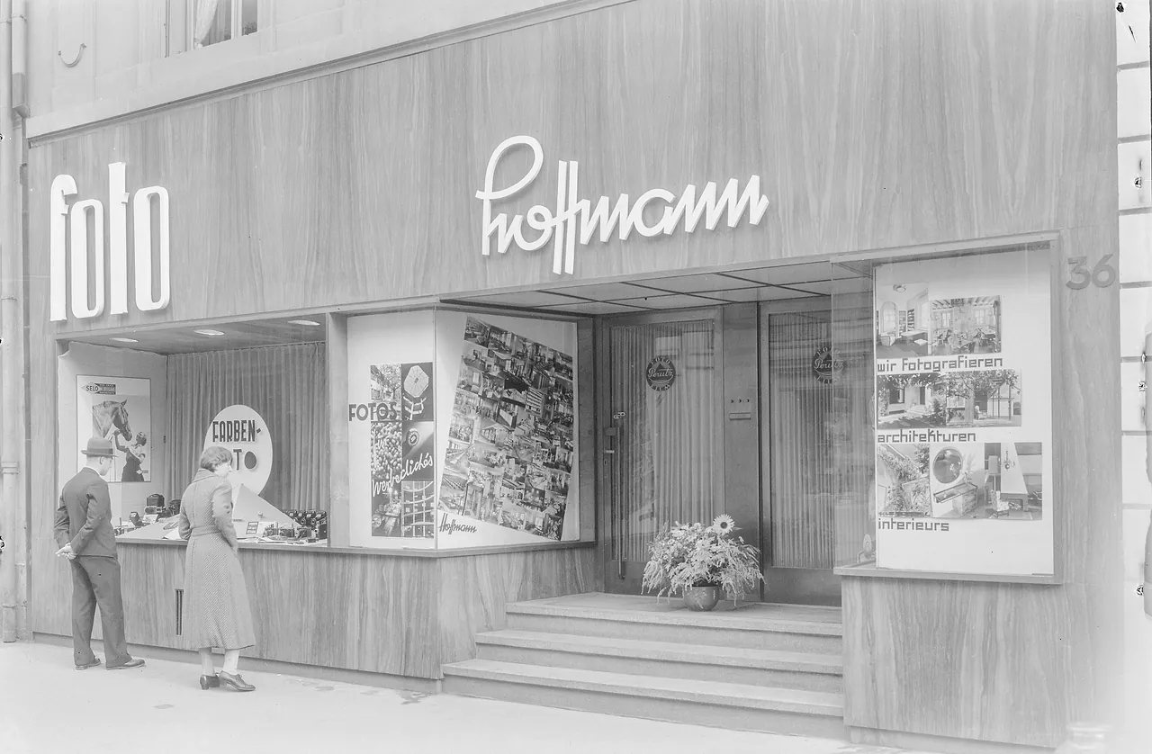 Historische Aufnahme des Geschäfts Foto Hoffmann an der Clarastrasse 36